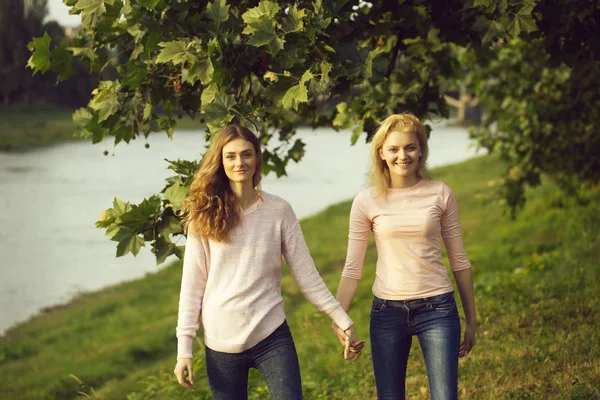Dvě mladé dívky za ruce — Stock fotografie