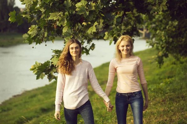 Due giovani ragazze si tengono per mano — Foto Stock