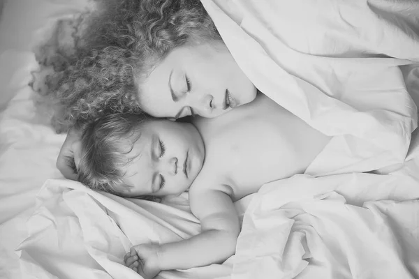 Mamma sover med baby — Stockfoto