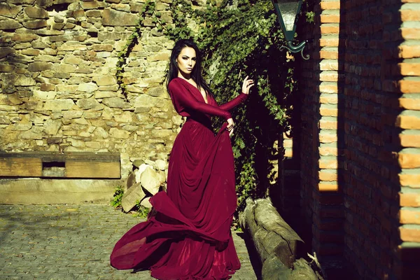 Femme en robe rouge de plein air — Photo