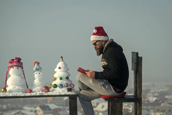 Père Noël lecture le jour d'hiver — Photo