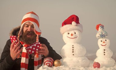 Adam ve kardan adam Noel Baba şapkalı