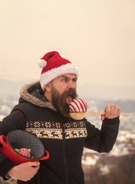 Kırmızı santa şapka ve paltosunu açık ağzına adamla