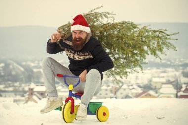 Heyecanlı bisikletçi Santa şapka ve sportif giyim