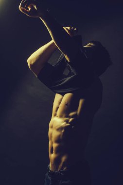 Gövdesi kaslı bir adam.