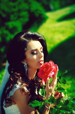 Çiçek ile uzun esmer saçlı gelin.