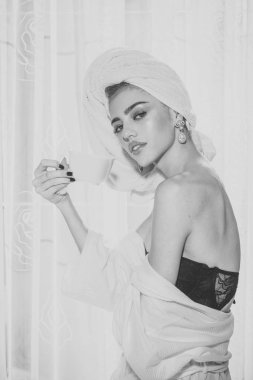 Seksi Bayan dalgın yüzü ile kahve içer.