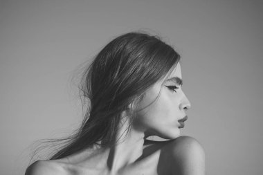 Kırmızı dudaklar ve yüz profili mavi gökyüzü arka plan üzerinde zarif bayanla. Güzellik, moda