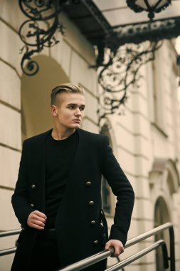Erkek moda, trendy tarzı, yürüyüş, kasaba kavramı.