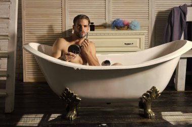 Tıraş jilet ve tıraş kremi ile adam