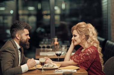 Restoranda gülümseyen genç güzel çift portresi.