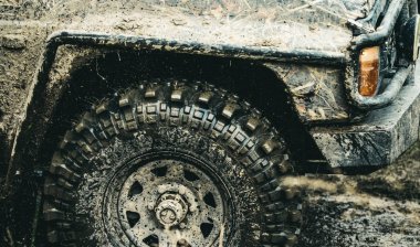 Pürüzsüz pistte sürüş hakkında unut. Araba yarış offroad. Offroad araba içinde hareket. Yüksek hızlı araba sürücü kirli. SUV veya çamur yolda offroader. Kiralık tekerlekler kir sıçramasına bozkır arazide