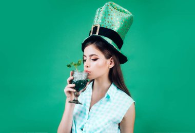 vintage tarzı güzel bir kız. Retro kadın içki yaz kokteyl. Kadın moda makyaj ile St Patricks Günü PIN. moda saçları Pinup kız. Hadi parti başlasın.