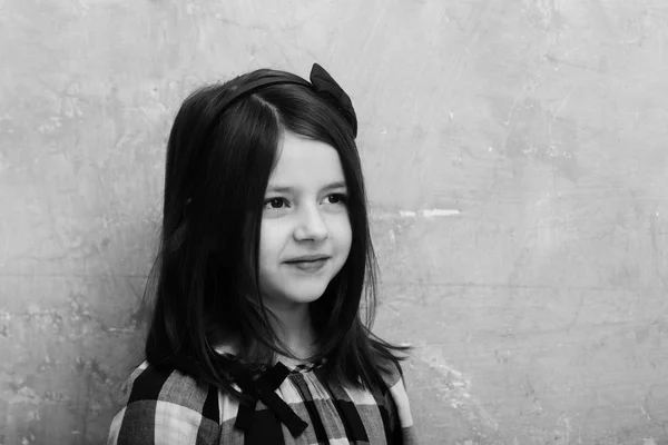 Sorrindo, menina bonito com sorriso adorável e headband elegante — Fotografia de Stock