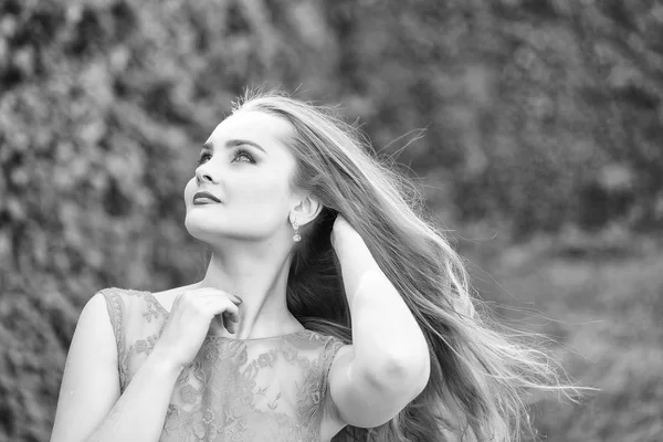 Menina bonita em vestido azul — Fotografia de Stock