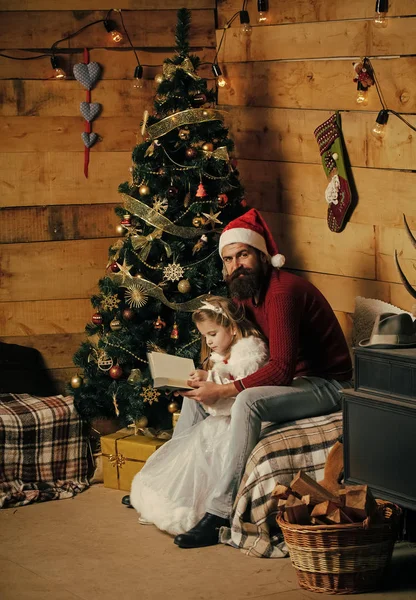 Noel mutlu adam ve küçük kız çocuğu kitap okumak — Stok fotoğraf