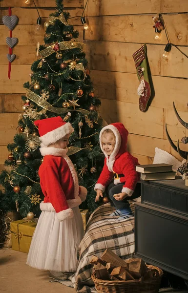 Natal crianças felizes em chapéu vermelho . — Fotografia de Stock