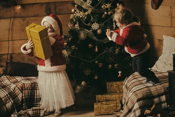 Papai Noel criança na árvore de Natal . — Fotografia de Stock