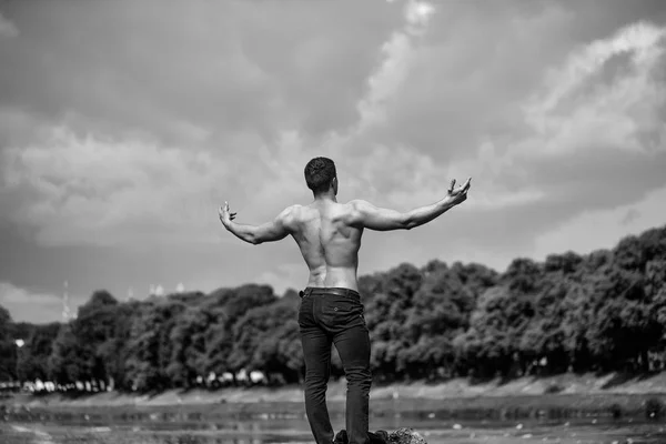 Sexy muscular man on blue sky — Stock Photo, Image