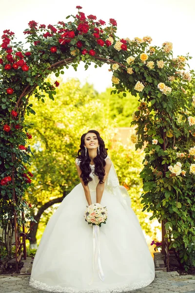 Woman with dress and veil at rose bouquet. — Stock Photo, Image