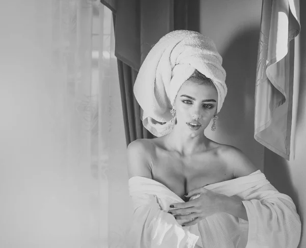 Ragazza con asciugamano sulla testa rilassante, dopo spa o doccia . — Foto Stock