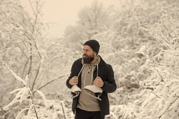 Kışın sakal sıcak termal ceketli adamı. — Stok fotoğraf