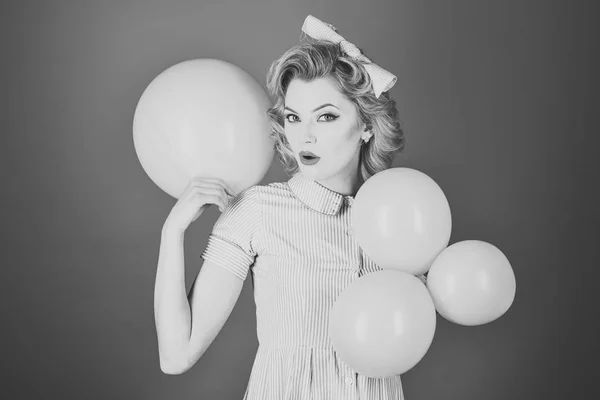 Sexy blondýnka s retro make-up držet balóny. — Stock fotografie