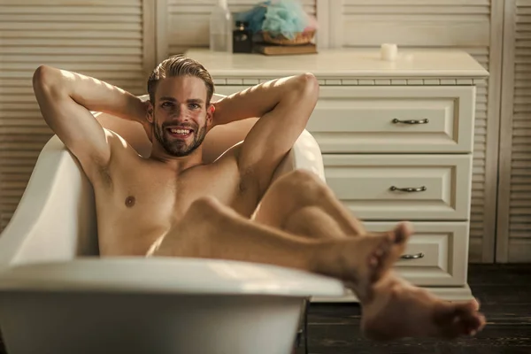 Draguta hipster barba tip relaxare în baie — Fotografie, imagine de stoc
