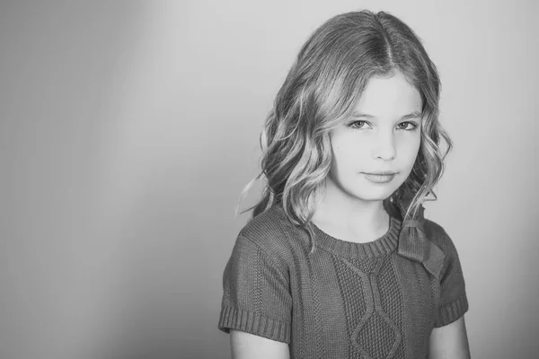 Menina elegante bonito em casa, espaço de cópia — Fotografia de Stock