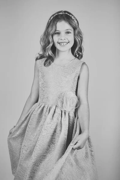 Hermosa niña usando traje de hadas, vestido de moda . — Foto de Stock