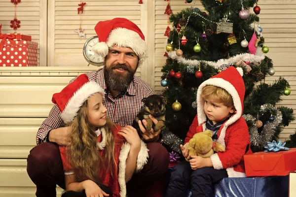 Família feliz comemorar o ano novo e Natal. — Fotografia de Stock