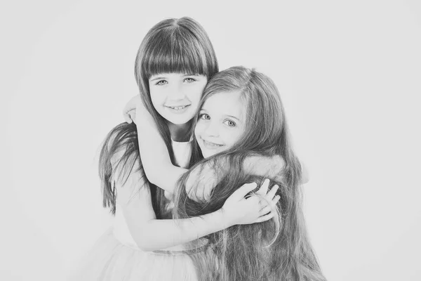 Dwie śmieszne małe dziewczynki z długimi włosami. — Zdjęcie stockowe