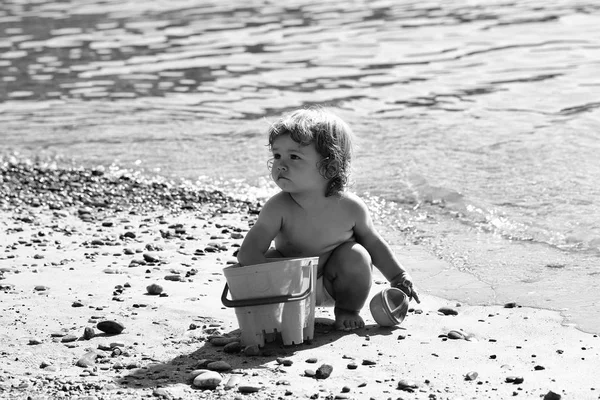 Niño jugando en la playa — Foto de Stock