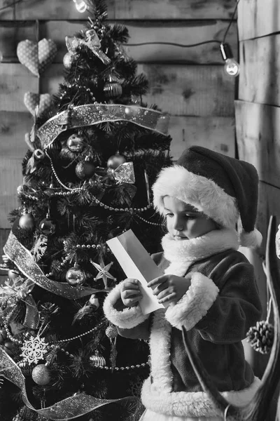 Kerst meisje op boom met papier — Stockfoto