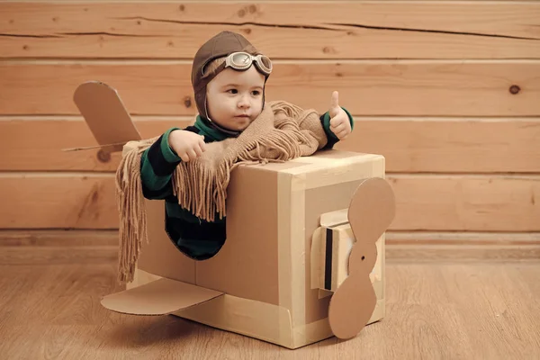 Avião de papelão, infância, menino piloto . — Fotografia de Stock