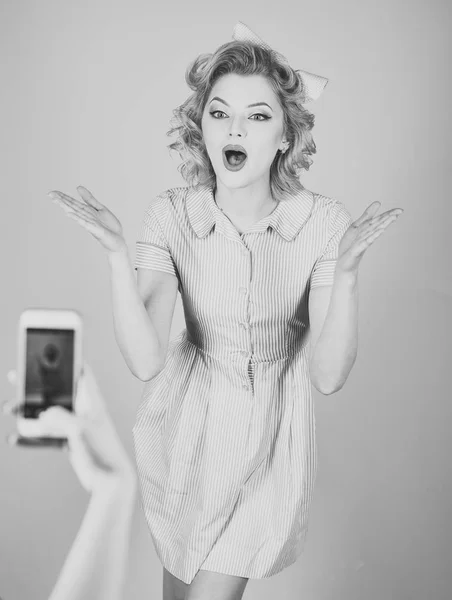 휴대 전화 사진, 보이는 빈티지 레트로 행복 한 여자 포즈. — 스톡 사진