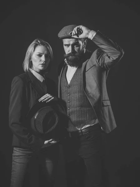 Man en vrouw in retro pak en hoed — Stockfoto