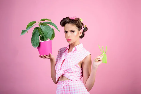 Primavera. trabalhador de estufa ou jardineiro. menina pinup com cabelo de moda. retro mulher plantas em crescimento. Jardim. pin up mulher com maquiagem na moda. menina bonita em estilo vintage. Tornar o mundo verde — Fotografia de Stock