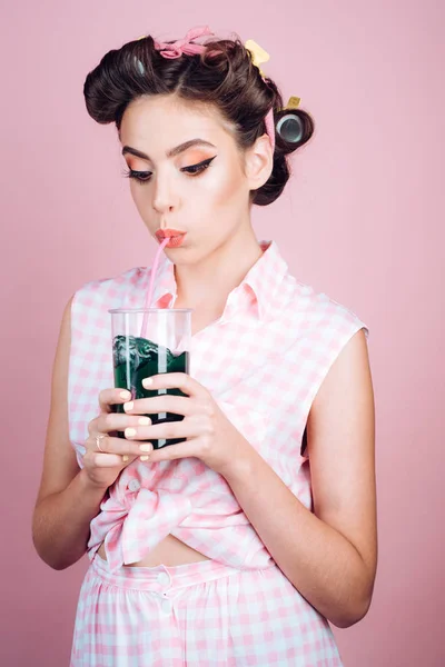 Söt tjej i vintage stil. fästa upp kvinna med trendiga smink. Pinup flicka med Mode hår. perfekt hemmafru. retro kvinna dryck sommar cocktail. Så roligt. — Stockfoto