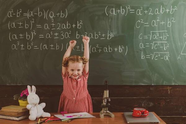 Studente ragazza che impara sulla lavagna in classe a scuola. Imparare divertimento per tutti, filtro vintage — Foto Stock