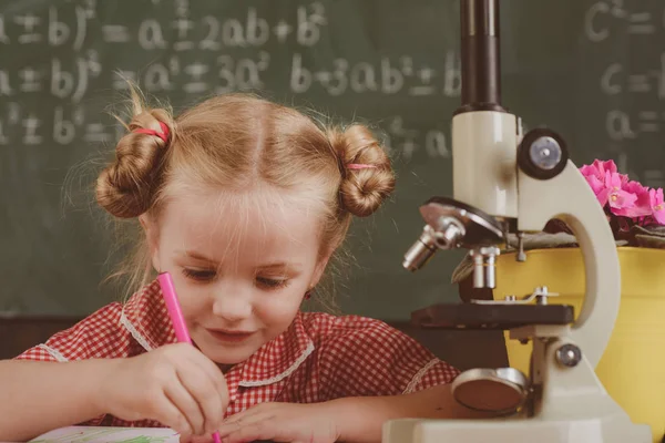 Studentessa imparare a lavorare con attrezzature di laboratorio. Bambina in classe di scienze della scuola elementare uso microscopio attrezzature, filtro vintage — Foto Stock