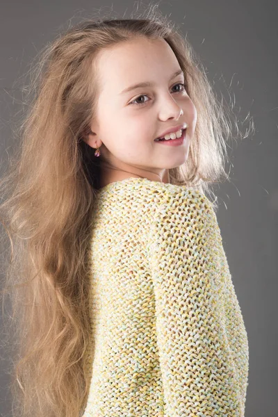 Infância de criança feliz. Cabeleireiro infantil. Cuidados com a pele e cabelo. Beleza. Retrato de moda da menina. menina pequena com cabelo comprido. Sinto-me sedutora. Jovens e bonitos — Fotografia de Stock