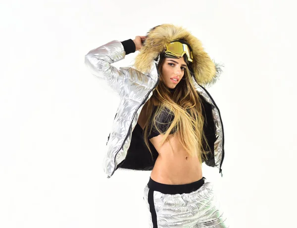 Sehen Sie sich das an. Es ist so kalt. sexy Frau in Winterkleidung. Frohe Winterferien. Mädchen in Ski- oder Snowboardbekleidung. Wintersport und Aktivität. Skigebiet und Snowboard — Stockfoto