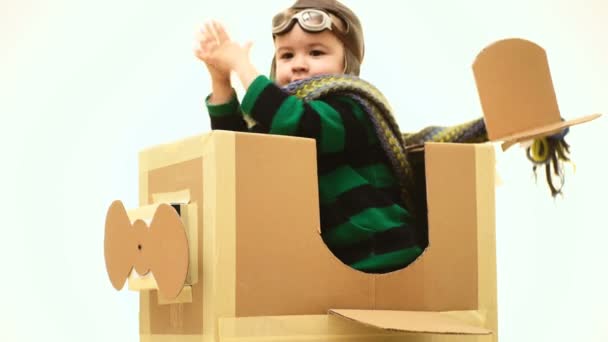 Barn som leker. Kid har roligt hemma. barn att förbereda sig för resan. Barnslig söta drömmar. Lilla barnet spelar superhjälte pilot. Dröm fantasi barndom. — Stockvideo