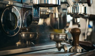 En iyi yolu demlenmiş kahve için. Metalik Kahve demlemek için cihaz pişirme. Espresso makinesi dış müdahale ile Portafilter. Kahve makinesi. Kahve makinesi kahve dükkanında. Kahvehane veya Cafe