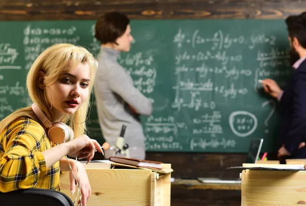 High school studentów studiów i czytanie razem w koncepcji edukacji klasy. Studenci z książki, przygotowanie do egzaminu w sali klasy. — Zdjęcie stockowe