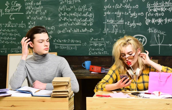 I tutor ricoprono un ruolo diverso rispetto agli insegnanti e ai genitori. Vecchi libri su un tavolo rotondo di legno. Studente sicuro di sé che studia per l'esame alla scrivania con il computer portatile che legge un libro. — Foto Stock