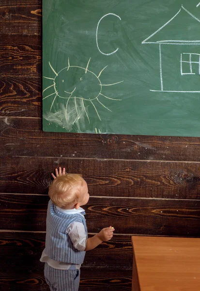 Małe dziecko obraz obrazek na tablicy w klasie. Maluch w szkole malarstwa. Każdy artysta po raz pierwszy amatorski — Zdjęcie stockowe