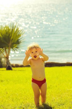 Şirin neşeli bebek çocuk korkutucu saldıran jest yapar