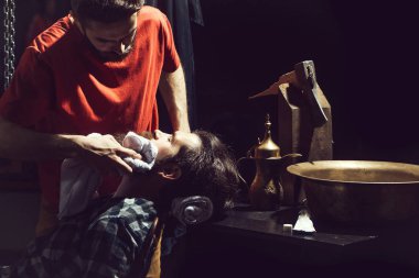 Sakallı adam tıraş vardır